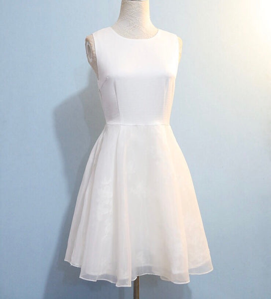 Sleeveless short white tulle dress